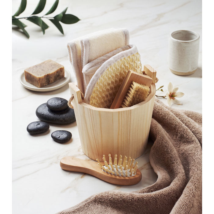 Badcadeauset in houten emmer Selfcare, sfeerfoto