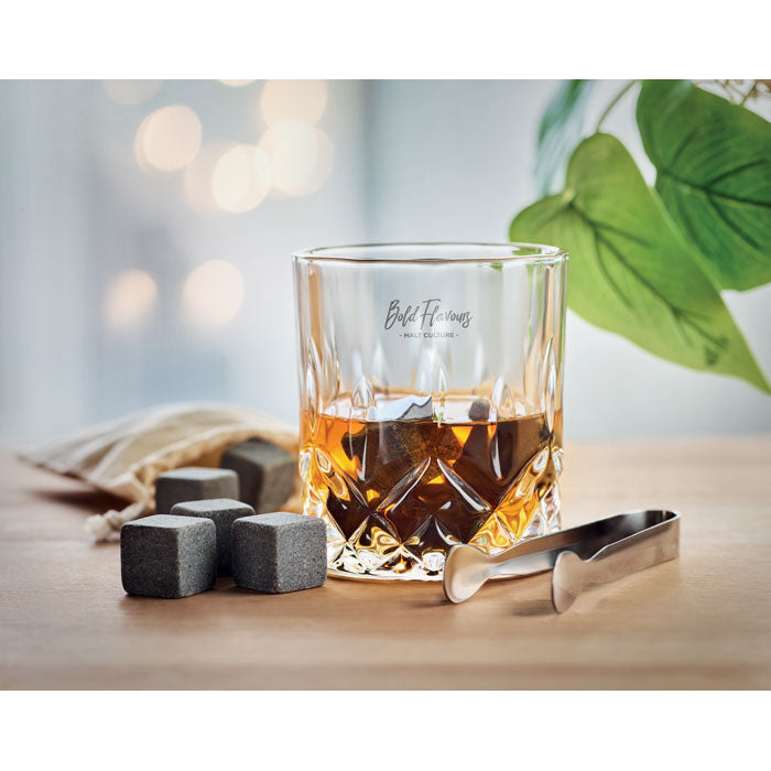 Luxe whiskey set in bamboe box Inverness met een bedrukking als voorbeeld