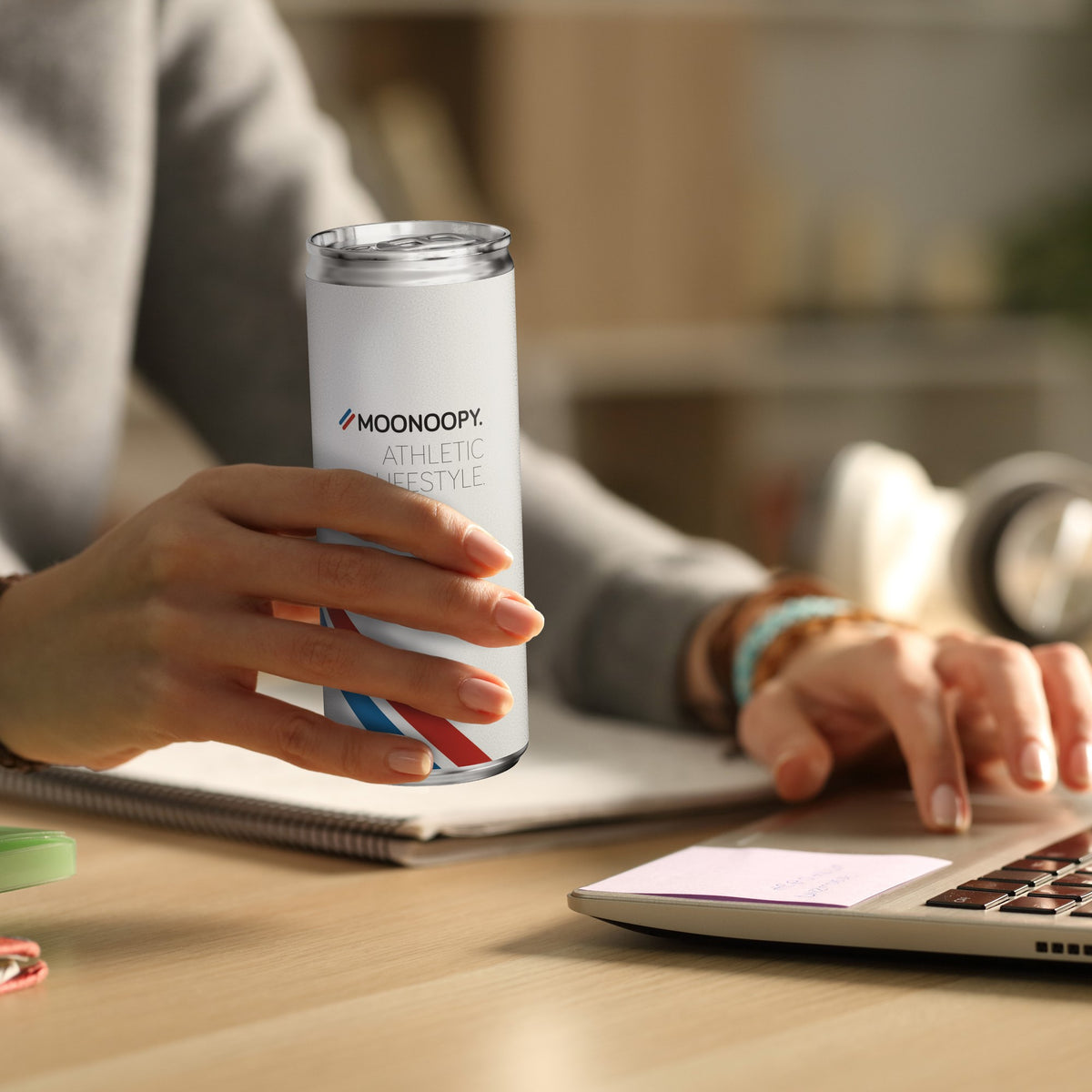 Sfeerbeeld van een blikje van 250 ml met eigen ontwerp