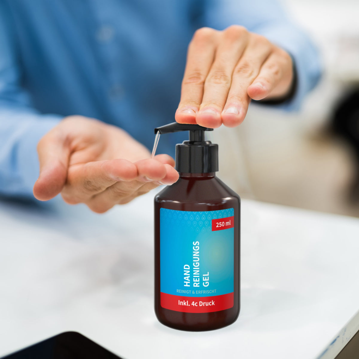 Sfeerbeeld van handreinigingsgel in pompfles van 250 ml