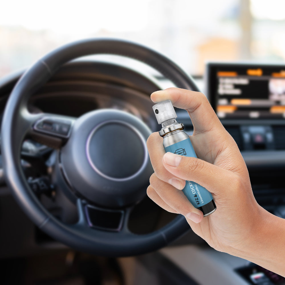Sfeerbeeld van cockpitreiniger als pocketspray van 20 ml, wit etiket
