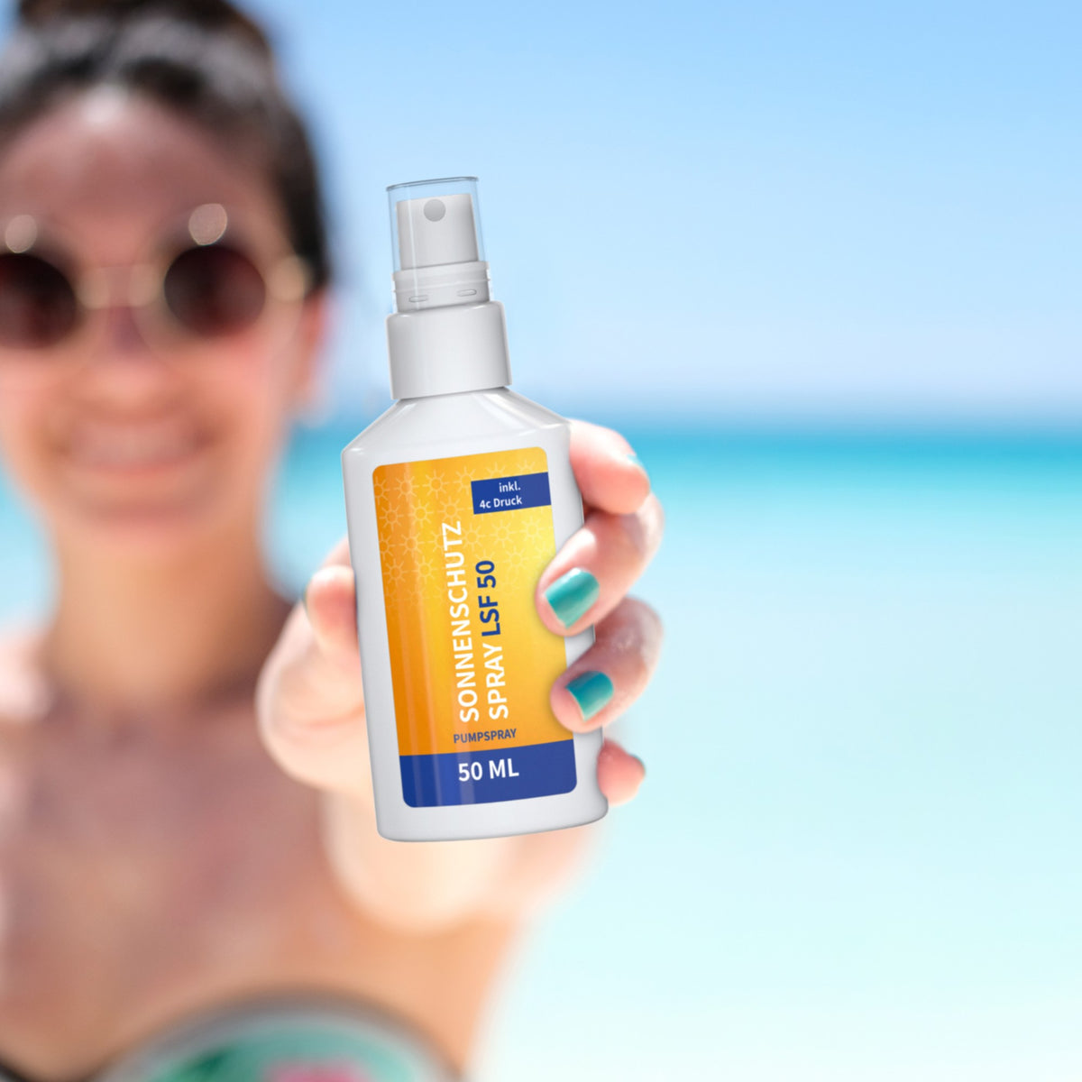 Sfeerbeeld van zonnebrandspray SPF 50 in sprayflacon van 50 ml