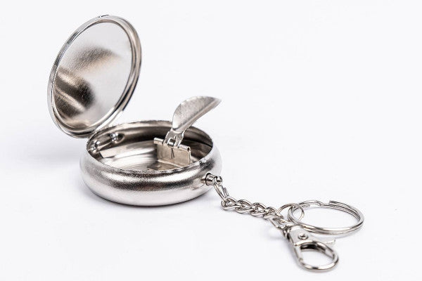 TA 001 Pocket Asbak – Compacte Metalen Asbak met Karabijnhaak