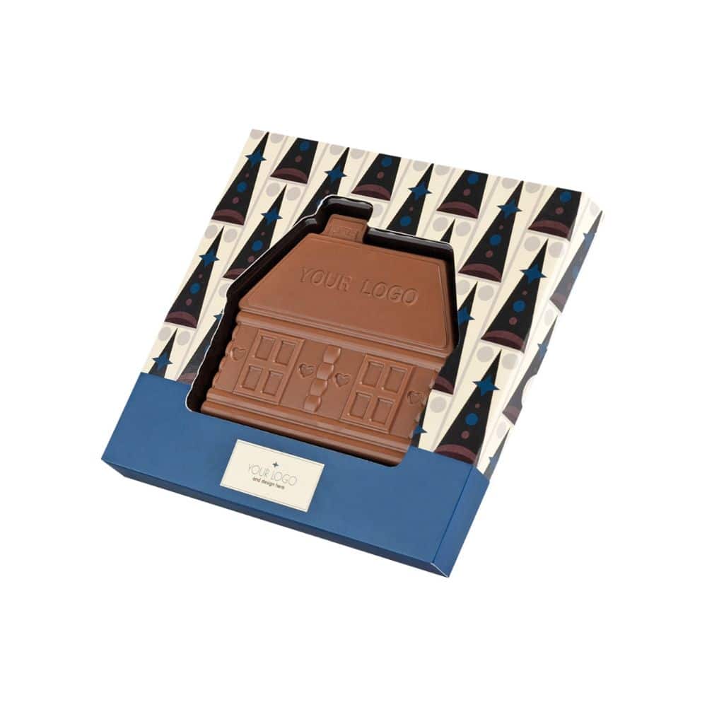 Chocolade peperkoekhuisje in een blauwe doos met kerstboompatroon, schuin aanzicht