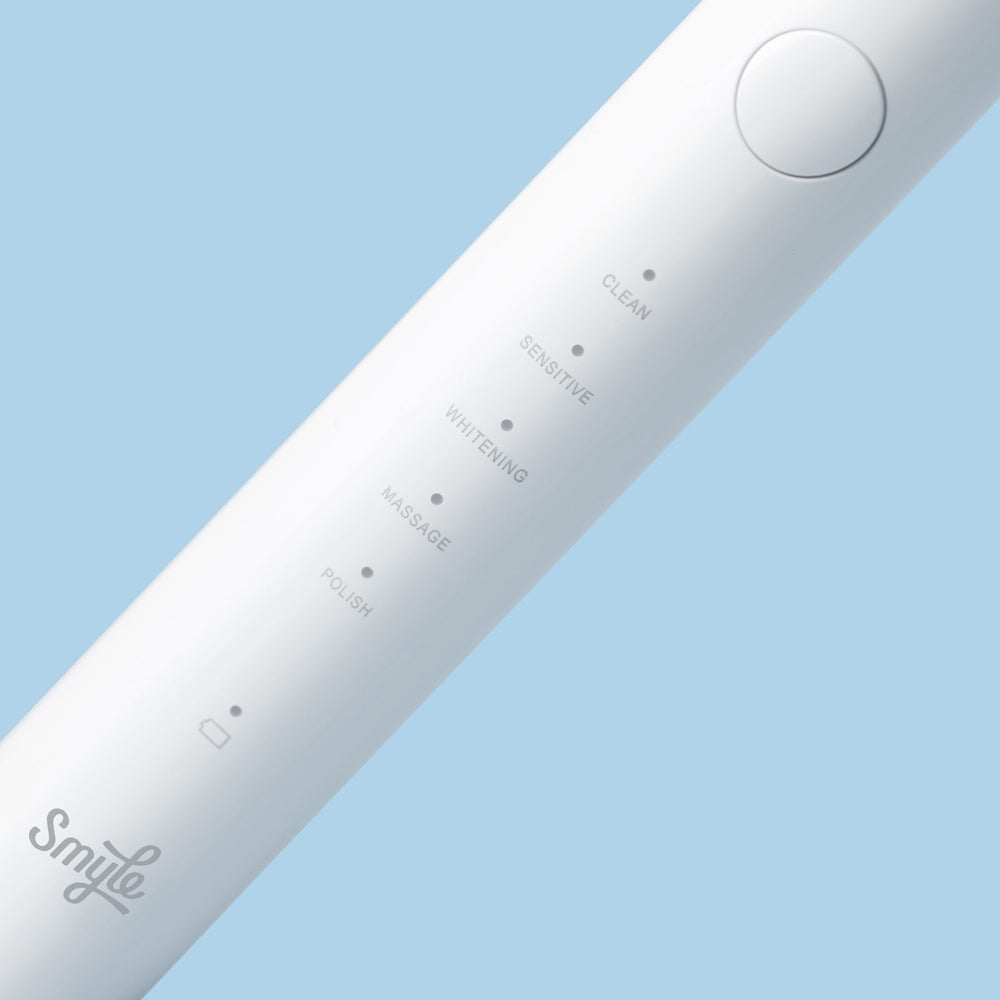 Close-up van de witte Smyle elektrische tandenborstel met knoppen