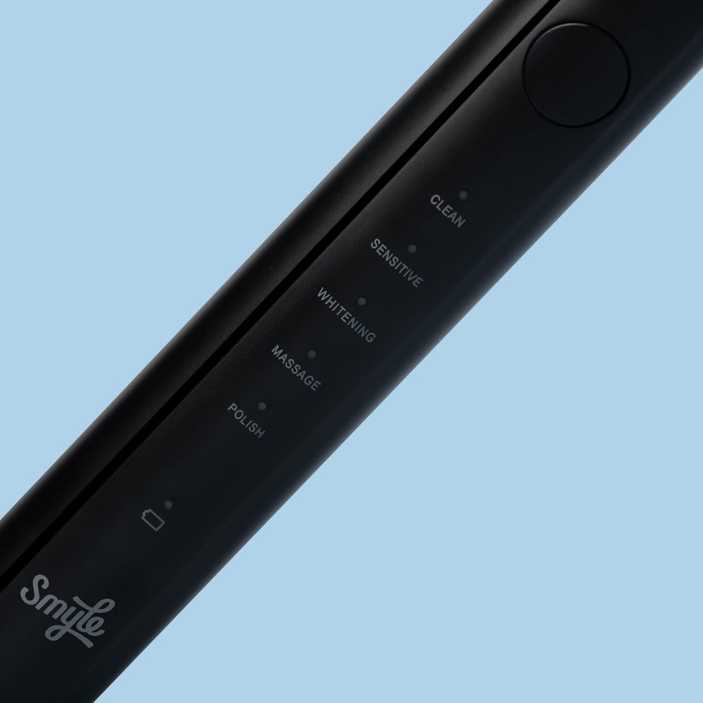 Close-up van de zwarte Smyle elektrische tandenborstel met knoppen