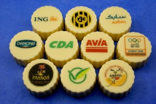 Ronde logobonbons van witte chocolade met verschillende voorbeeldlogo's