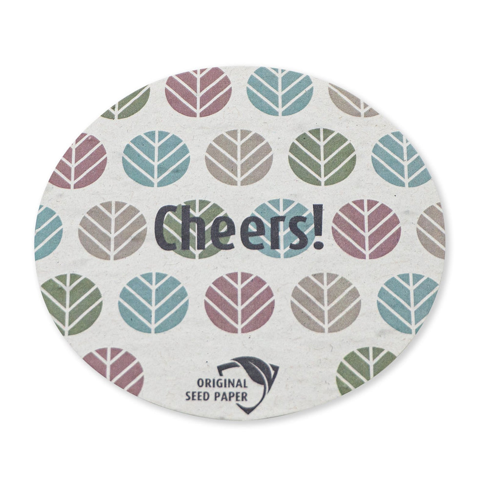 Ronde onderzetter van zaadpapier met bedrukt patroon en de tekst Cheers!